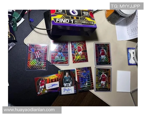 高清足球星卡包装盒设计图展示足球迷必收藏的珍贵限量版卡片系列